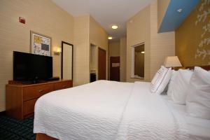 King Room with Whirlpool room in Fairfield Inn & Suites by Marriott Edison - South Plainfield