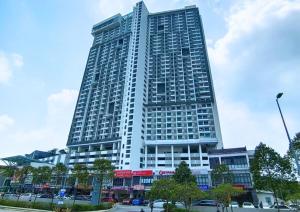 Spacious Cybersquare Ensuite with Pool View #CS8