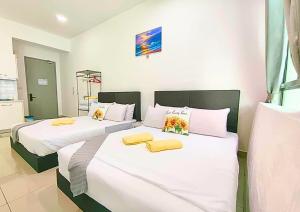 Spacious Cybersquare Ensuite with Pool View #CS8