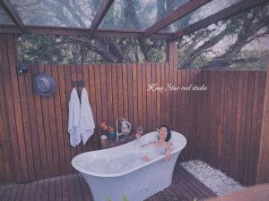 Grape Juice Retreat Rustic romantic gateway 5mins to beaches & town