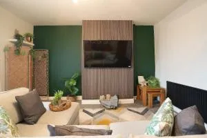 Large 3 Bed Home, Wisewood, FREE Parking, Great for Groups - Hosted by Stay Host Save - Walkly