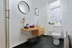 Large 3 Bed Home, Wisewood, FREE Parking, Great for Groups - Hosted by Stay Host Save