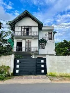 White Owl Vacation Home - Bambaragoda