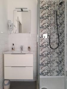 -L Oasi Del Turista, Room 3- CENTRAL STATION