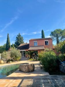 Villas Villa Provencale climatisee pres Aix en Provence Piscine securisee alarme : photos des chambres