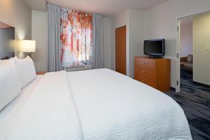 1 Bedroom 2 room Suite, 1 King room in Fairfield Inn & Suites Seattle Bremerton