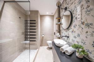 Clark & Chain Charm Grand Suite with Castle View