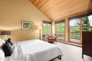 Poolside Snowmass View Townhome with Hot Tub by The Woodrun V Townhouses