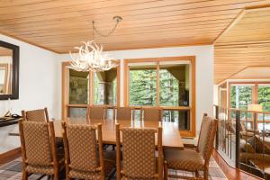 Poolside Snowmass View Townhome with Hot Tub by The Woodrun V Townhouses