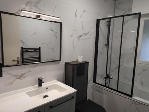 Appartements Ty Cocoon- Appartement avec terrasse et parking prive : photos des chambres