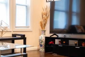 30-1 - 4BR Boston - Cozy Apt near Geneva Cliffs