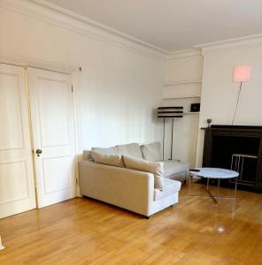 One bedroom flat with private terrace in Queens gate