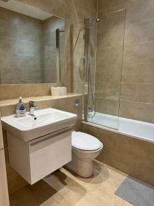 One bedroom flat with private terrace in Queens gate