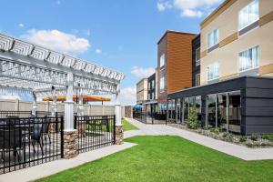 Fairfield Inn & Suites Van Canton Area