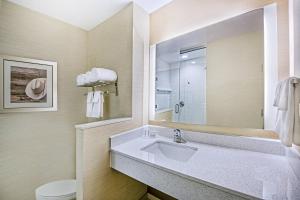 Fairfield Inn & Suites Van Canton Area