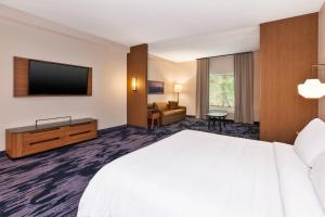 Queen Suite with Two Queen Beds and Sofa Bed room in Fairfield by Marriott Inn & Suites Knoxville Alcoa