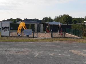 Campings Mobil home Luxueux - 40 m2 terrasse couverte - La Palmyre Les Mathes - Les Charmettes 4 etoiles : photos des chambres