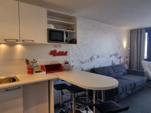 Studio rénové au pied des pistes avec balcon et TV - FR-1-181-2573