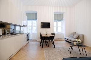 Stylish 1-Bedroom 2-Bath by Canal Minutes from Historic Centre