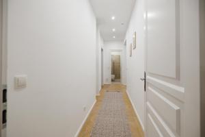 Stylish 1-Bedroom 2-Bath by Canal Minutes from Historic Centre