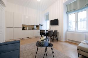 Stylish 1-Bedroom 2-Bath by Canal Minutes from Historic Centre