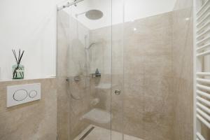 Stylish 1-Bedroom 2-Bath by Canal Minutes from Historic Centre