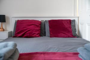 Stylish 2 Bedroom North London Apartment with Private Yard