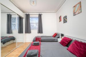 Stylish 2 Bedroom North London Apartment with Private Yard