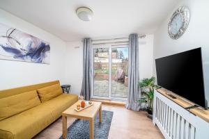 Stylish 2-Bedroom North London Apartment with Private Yard