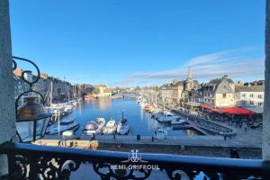 Appartements Le Carre - Studio ON the port of Honfleur - Incredible view 2 P : photos des chambres