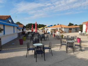 Campings Mobil home Luxueux - 40 m2 terrasse couverte - La Palmyre Les Mathes - Les Charmettes 4 etoiles : photos des chambres