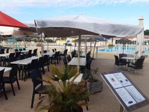 Campings Mobil home Luxueux - 40 m2 terrasse couverte - La Palmyre Les Mathes - Les Charmettes 4 etoiles : photos des chambres