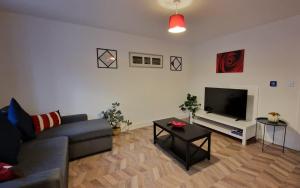 Innsworth Corporate House, Imjin Barracks 2 min, Free Parking for 2 cars