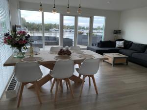 Luxe watervilla met eigen aanlegsteiger geschikt voor maximaal 6 personen in recreatiegebied de Gouden Ham in Maasbommel