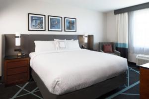 Executive King Suite, 1 Bedroom Suite, 1 King, Sofa bed room in Fairfield Inn & Suites By Marriott Camarillo