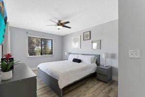 Oceanside complex M33 1 Bed 1 Bath Heated Pool