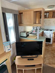 2 Bed Caravan - Sleeps 6 - Pets - Parking - Wifi