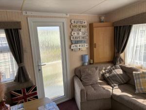2 Bed Caravan - Sleeps 6 - Pets - Parking - Wifi