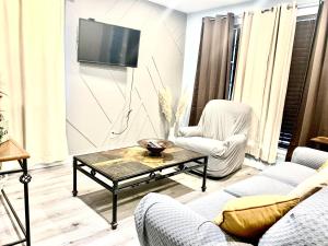 Blue Oval -Project Pyramid-XAi- King bed-2bedrooms 1,5 bath, 4beds, sleeps 5