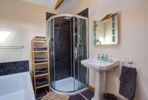 Monas Cottage - Private Parking, Sea Views, Garden & Close To Harbour & Beach