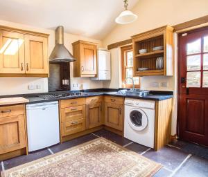 Monas Cottage - Private Parking, Sea Views, Garden & Close To Harbour & Beach