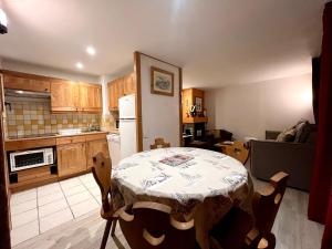 Chalet - Apt 5pax au pied des pistes - parking - skiroom - cheminée - balcons