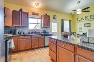 The Hill-Ton - Lake View, Across from 1215 Launch