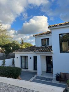 Marbella Bliss - Luxury 4-Bedroom VILLA with Garden, Private POOL & Jacuzzi, Marbesa near- 5 min to the Cabopino Beach