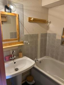 Appartements Chaleureux studio montagnard avec balcon 2402 : photos des chambres