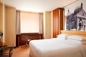 Superior Queen Room room in Four Points by Sheraton Padova