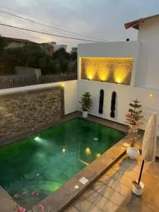 VILLA "MYCONOS" pour vos moments de détente en familles piscine privative, avec 3ch salon climatise télé salle d eau machine a laver cuisine extérieur jardin arbore gardien parking 100 m de la plage - 恩加帕鲁