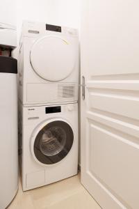 Ultra Spacious 3-Bedroom 3-Bath Steps from Viennas Historic Heart