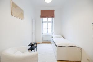 Ultra Spacious 3-Bedroom 3-Bath Steps from Viennas Historic Heart