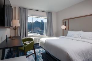 Larger Guest room, 1 King, Water view room in Fairfield by Marriott Pittsburgh Downtown